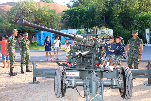 Kleine künftige Soldaten spielen mit großen Waffen.