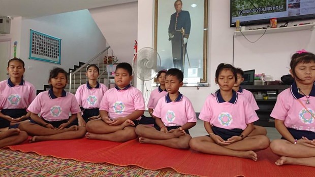 Die Kinder des Centers nehmen an der Meditation teil. 