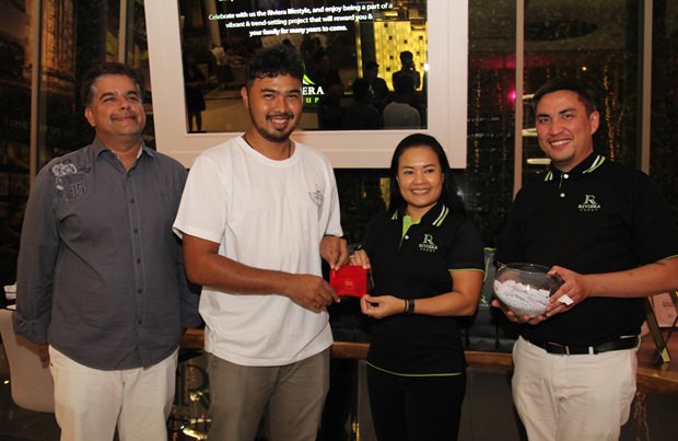 Auch Eakchai Sukwattana von Pattaya Online News war ein Glücklicher und erhielt die zweite Goldkette. 
