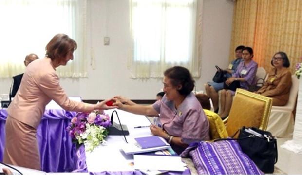 Dr. Margret Deter erhält die Auszeichung aus den Händen von IHK Prinzessin Sirindhorn.
