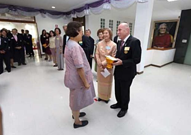 Das Ehepaar Deter im Gespräch mit IHK Prinzessin Sirindhorn.