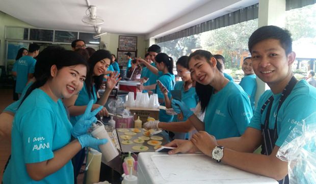 Die Angestellten des AVANI Pattaya bereiteten leckeren Thai-Pfannekuchen für die Bewohner als Nachspeise zu.  