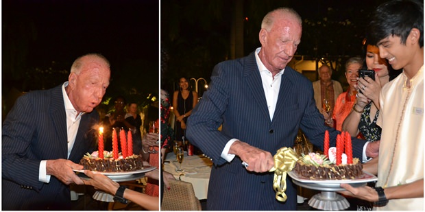 Gerrit Niehaus bläst erst die Kerzen aus und schneidet dann die Geburtstagstorte an.