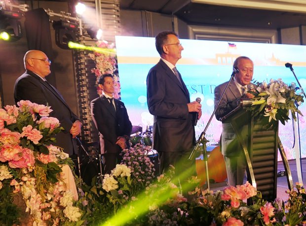 Botschafter Peter prügel und Präsident Dr. Chumpol Thiengtham bei ihren Eröffnungsreden. Links im Hintergrund steht Horst Wiezorrek der MC. 