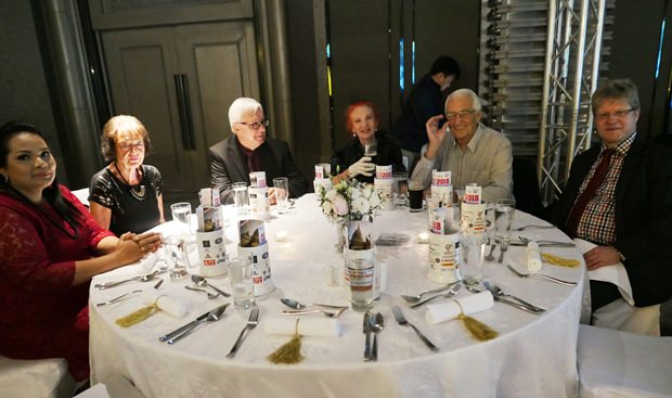 Noch ein Tisch mit Gästen aus PattayaL Doris Berger Peters (3. von rechts) und Peter Berger (2. von rechts).
