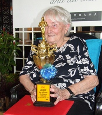 Herta erhält zu ihren 100sten einen Pokal mit der Oscar Statue für ihre besonderen Verdienste in ihrem langen Leben. (Nachzulesen mit vielen Fotos unter: www.pattayablatt.com   10. Jahrgang, Ausgabe Nr.09, Sonntag 1. Mai - Sonntag 15. Mai , 2011)