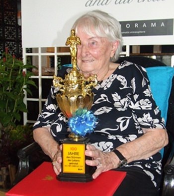 Herta erhält zu ihren 100sten einen Pokal mit der Oscar Statue für ihre besonderen Verdienste in ihrem langen Leben. (Nachzulesen mit vielen Fotos unter: www.pattayablatt.com 10. Jahrgang, Ausgabe Nr.09, Sonntag 1. Mai - Sonntag 15. Mai , 2011)