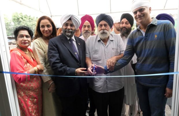 Dr. Kamal (3. von links) bei der Eröffnung des Centers im Kreise seiner indischen Freunde. 