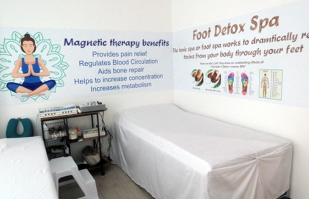 Eines der Behandlungszimmer des Biomagnetic Wellness-Centers. 
