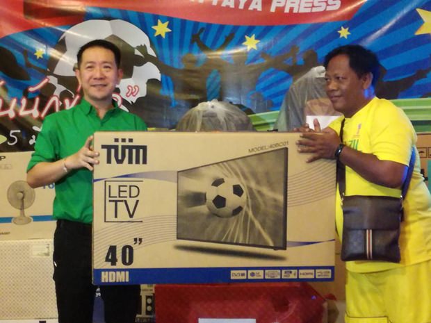 Banglamungs Bezirkschef Naris Niramaiwong, überreichr dem glücklichen Gewinner Tapanapong Siwilai von TMN einen 40 inch Fernsehapparat.