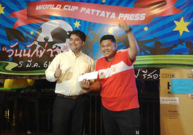 Auch Tony Malhotra, Generalmanager von der Pattaya Mail Media Gruppe überreicht einem Gewinner seinen Preis.
