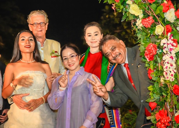 Jo und Noi begrüßen Suthasinee Maneekul, Mae Mahaphaisan und Peter Malhotra zur Hochzeits-Party.