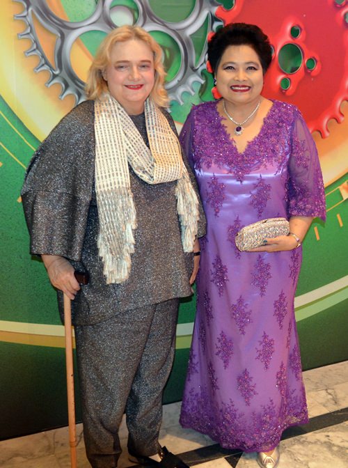 Botschafterin Dr. Eva Hager (links) hier im Bild mit Mit-Jurorin Saisom Wongsasuluck.