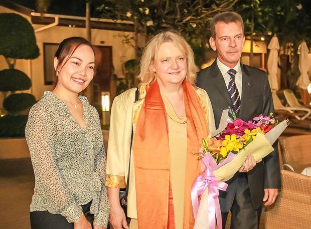 Honorarkonsul und Vize-Honorarkonsulin mit Botschafterin Dr. Eva Hager.