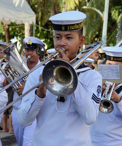 Die Königliche Marine Band führt die Parade an. 