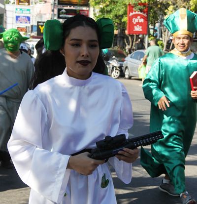 Prinzessin Leia, Obe One Kenobi und St. Patrick – alle gemeinsam auf einem Wagen. 