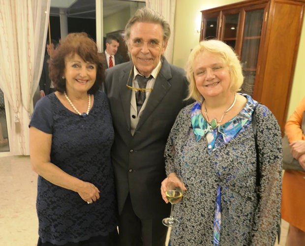 (Von rechts) Botschafterin Dr. Eva Hager mit Pattayas Axel Brauer und Elfi Seitz, der Chefredakteurin von Pattaya Blatt. 