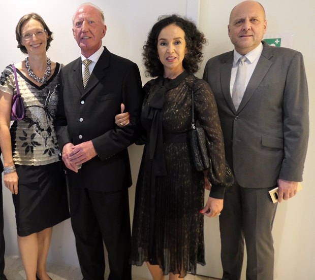 Die Sekretärin der Thai Austrian Society Caroline Braunshofer mit Gerrit und Anselma Niehaus und Dr. Roland Wein, dem Direktor der deutschen Handelskammer. 