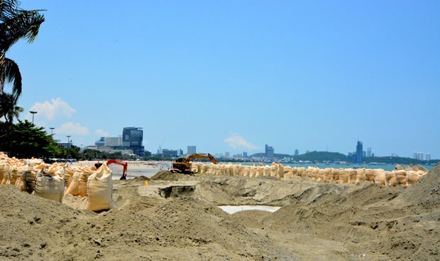 Firmen arbeiten nun wieder eifrig daran den Sand aufzufüllen.