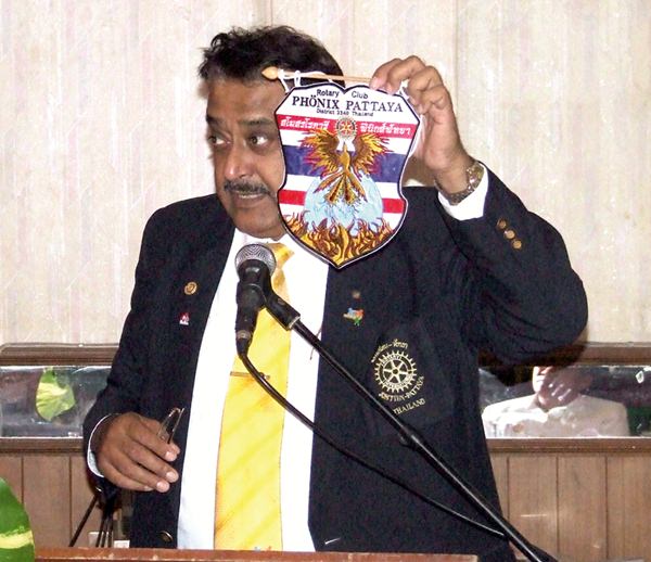 Peter Malhotra stellt das Clublogo des deutschsprachigen Clubs Phönix Pattaya.
