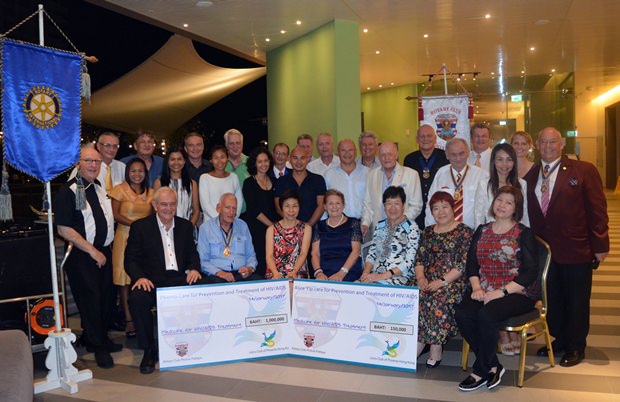 1.150.000 Baht Geldübergabe an Dr. Philippe Seur vom RC Phönix und Lions Club Phönix Hongkong.