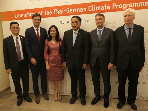 1-5-18-T1-1 Somkiat Prajamwong, Generalsekretär des Nationalen Büros für Wasserressourcen, GIZ Lnadesdirektor für Thailand und Malaysia, Tim Mahler, Dr. Raweewan Bhuridej, Generalsekretärin des Büros für Naturressourcen und Umweltpolitikplanung (ONEP), Dr. Wijarn Simachaya, ständiger Sekretär des Ministeriums für Naturressourcen und Umwelt (MoNRE), Botschafter Peter Prügel, und Stephan Contius, Kommissar der 2030 Agenda für nachhaltige Entwicklung des deutschen Ministeriums für Umwelt, Naturkonservation und Nuklear-Sicherheit (BMU).