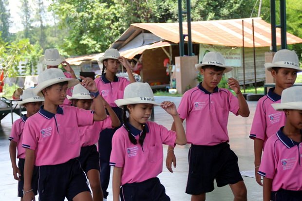 Die Kinder des Centers zeigen ihre tänzerischen Fähigkeiten.