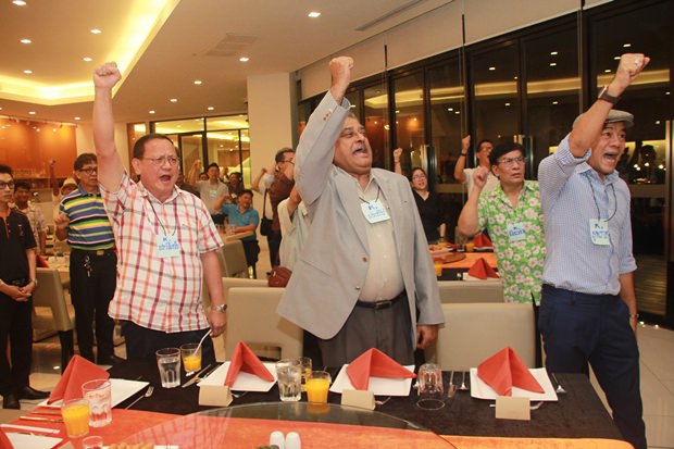 (Von links) Pramote Pattanasin, Eigentümer der Banglamung Eisfabrik und Tiger Trinkwasser, Peter Malhotra, MD der Pattaya Mail Media Gruppe (der ersten englischsrachigen Zeitung Pattayas), und Yupparaj Wongdaowkul, Vorsitzender der Bartender Vereinigung der Ostküste.