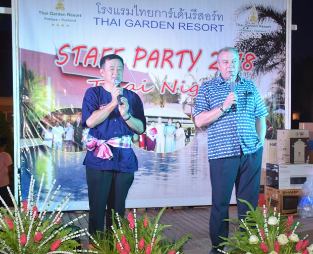 Die Party von Generalmanager Rene Pisters (rechts) und Personalmanager Teerachon Kanadnid eröffnet. 