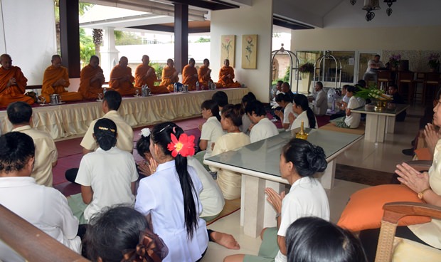 Neun Mönchen segnen alle 160 Angestellten für das kommende Jahr.