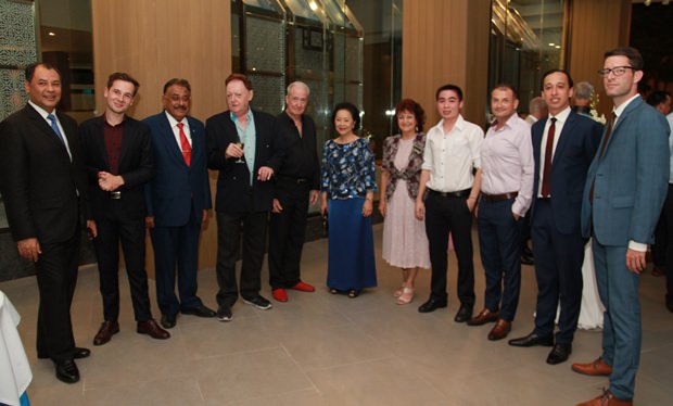 o3-Ein kulinarischer-1 Große Runde beim Fototermin: (von links) Generalmanager Prem Calais, Guillaume Celante, Pattaya Mails Peter Malhotra, Allan Riddel, Dr. Iain Corness, Khun Pagna Vathanakul, Elfi Seitz, Chalan Kanchanasevee, Zoltan Zakor, Royal Grands Resident Manager Jan Lorenzen, und Royal Wing Suites & Spa- Resident Manager Thibault Sellier.