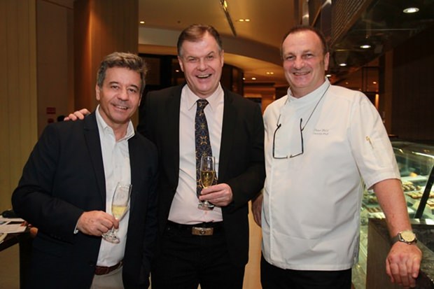 Chefkoch Peter Held (rechts) mit Fredi Schaub und einem anderen Gast.