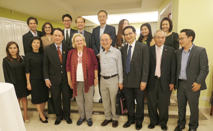 die Thai Alumnis beim Bild mit Botschafterin Dr. Eva Hager. 