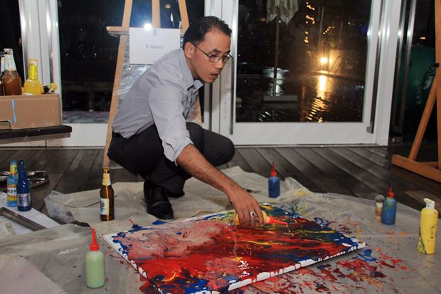 Mana Yaprakam zeigt seine malerischen Künste. 