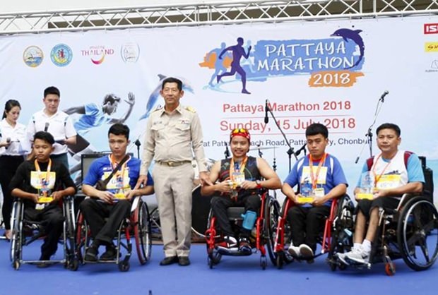 Bürgermeister Generalmajor Anan Charoenchasri mit den Siegern des Rollstuhl-Marathons. 