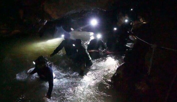 Die Einsatzkräfte in der Höhle. (Bild: AP)