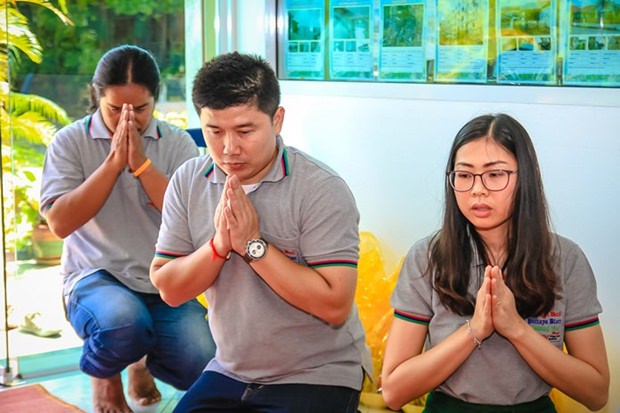  (Von links) Amnart Kangkamchat und Nutsara Duangsri im Gebet. 