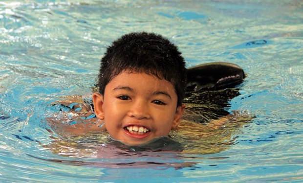 Der Sieger beim Schwimmen.  