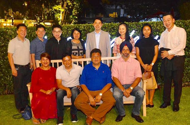 Vizebürgermeister Poramet Ngampichet und sein Bruder PBTA Präsident Eakasit Ngampichet heißen TAT-Vizedirektorin Pimpingfah Chokrapinpat Araya aus Mumbai und einige Filmregisseure willkommen. 10-10-18-b1