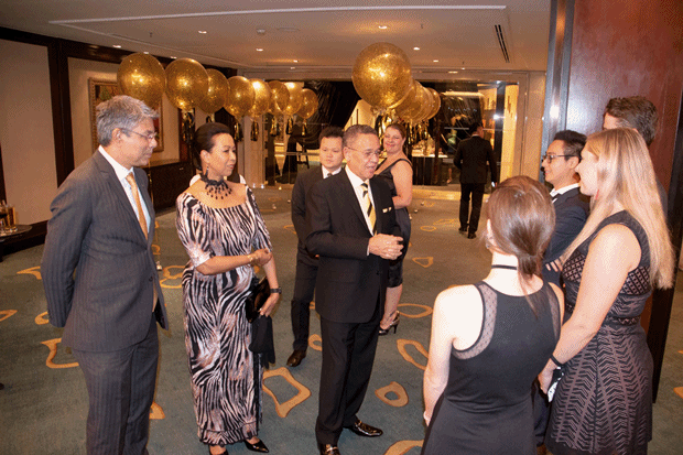  Das Südafrikanische Botschafter-Ehepaar und Ragil Ratman  begrüßen die Gäste.