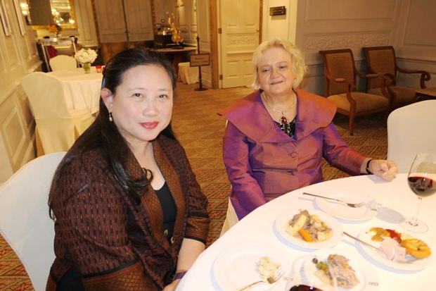 Österreichs Botschafterin Dr. Eva Hager während einer ruhigen Minute im Gespräch mit der neuen Thai Botschafterin in Wien.