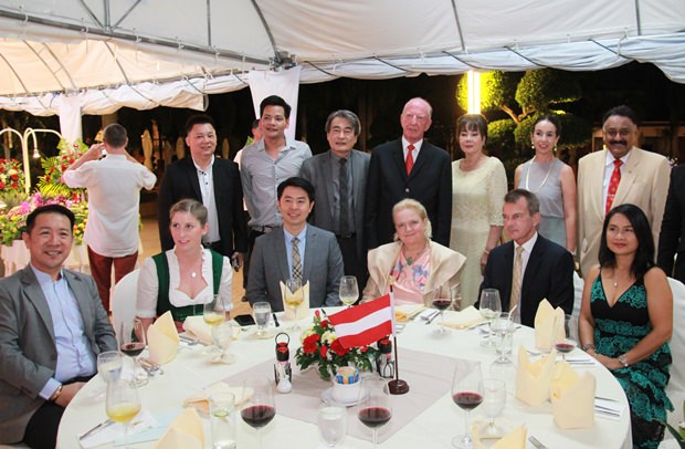 2-11-18-f1-1 Einige Ehrengäste beim Gruppenfoto. Von links sitzend: Bezirkschef Naris Miramaiwong, Judith Schildberger, Vizebürgermeister Poramase Ngampiches, Botschafterin Dr. Eva Hager, Honorarkonsul Rudolf Hofer, Ploy Pisters. Von links stehend: Komkrit Prasitnarit, Ekprapu Ekasingh, Vizebürgermeister Ronakit Ekasingh, Gerrit Niehaus, Waratya Ekasingh, Anselma Niehaus und Peter Malhotra.