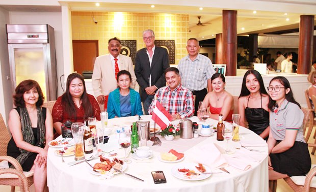 Die Pattaya Mail Familie mit Freunden. Von links sitzend: Sue K., Amita Malhotra, Nittaya Patimasongkroh, Prince Malhotra, Noi Emerson, Khannita Klemm und Nutsara Duangsri. Stehend von links: Peter Malhotra, Jo Klemm und Palisorn Noja.