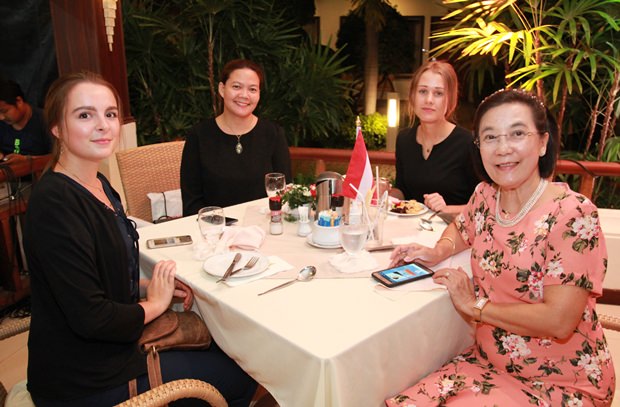 Radchada Chomjinda, Direktorin der HHNFT Thailand mit drei ihrer charmanten Helferinnen.