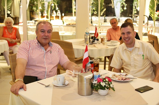 Nach getaner Arbeit ruhen sie sich ein wenig aus: Generalmanager Rene Pisters (links) und Gästeservicemanager Leroy Coster, die hervorragende Leistung bei der Vorbereitung des Festes zeigten. . 