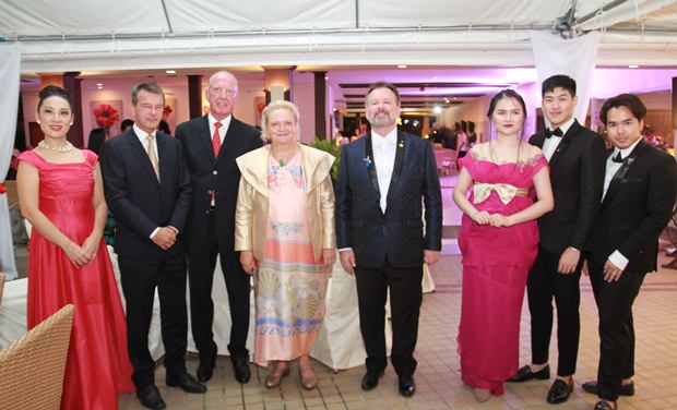 Die Botschafterin Dr. Eva Hager, flankiert von Gerrit Niehaus (links von ihr) und Stefan Sanchez (rechts von ihr), sowie Rudolf Hofer und den Sängern.