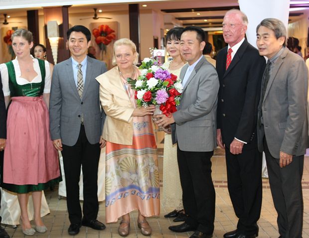 Botschafterin Dr. Eva Hager (3. Von links) erhält Blumen von Bezirkschef Naris Miramaiwong. 