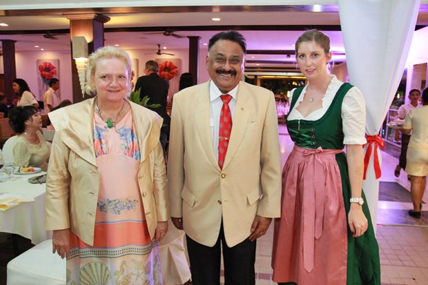 MC Peter Malhotra flankiert von Botschafterin Dr. Eva Hager (links) und ihrer Stellvertreterin Judith Schildberger. 