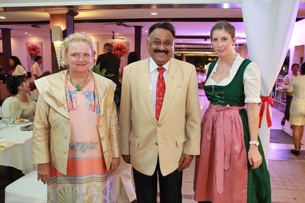 MC Peter Malhotra flankiert von Botschafterin Dr. Eva Hager (links) und ihrer Stellvertreterin Judith Schildberger.