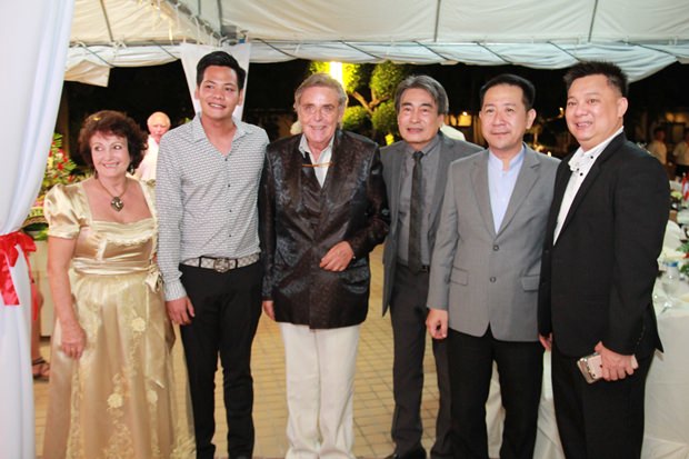 Axel Brauer (3. von links) immer im Bild. Diesmal mit (von rechts) Komkrit Prasitnarit, Bezirkschef Naris Miramaiwong, Vizebürgermeister Ronakit Ekasingh, Ekprapu Ekasingh und Elfi Seitz.